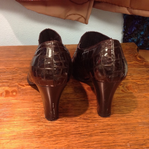 Impo size 9 dark brown croc embossed booties Euc - Picture 4 of 4